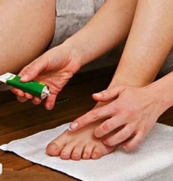 The use of therapeutic ointment for the defeat of the nail of the big toe with a fungus. 